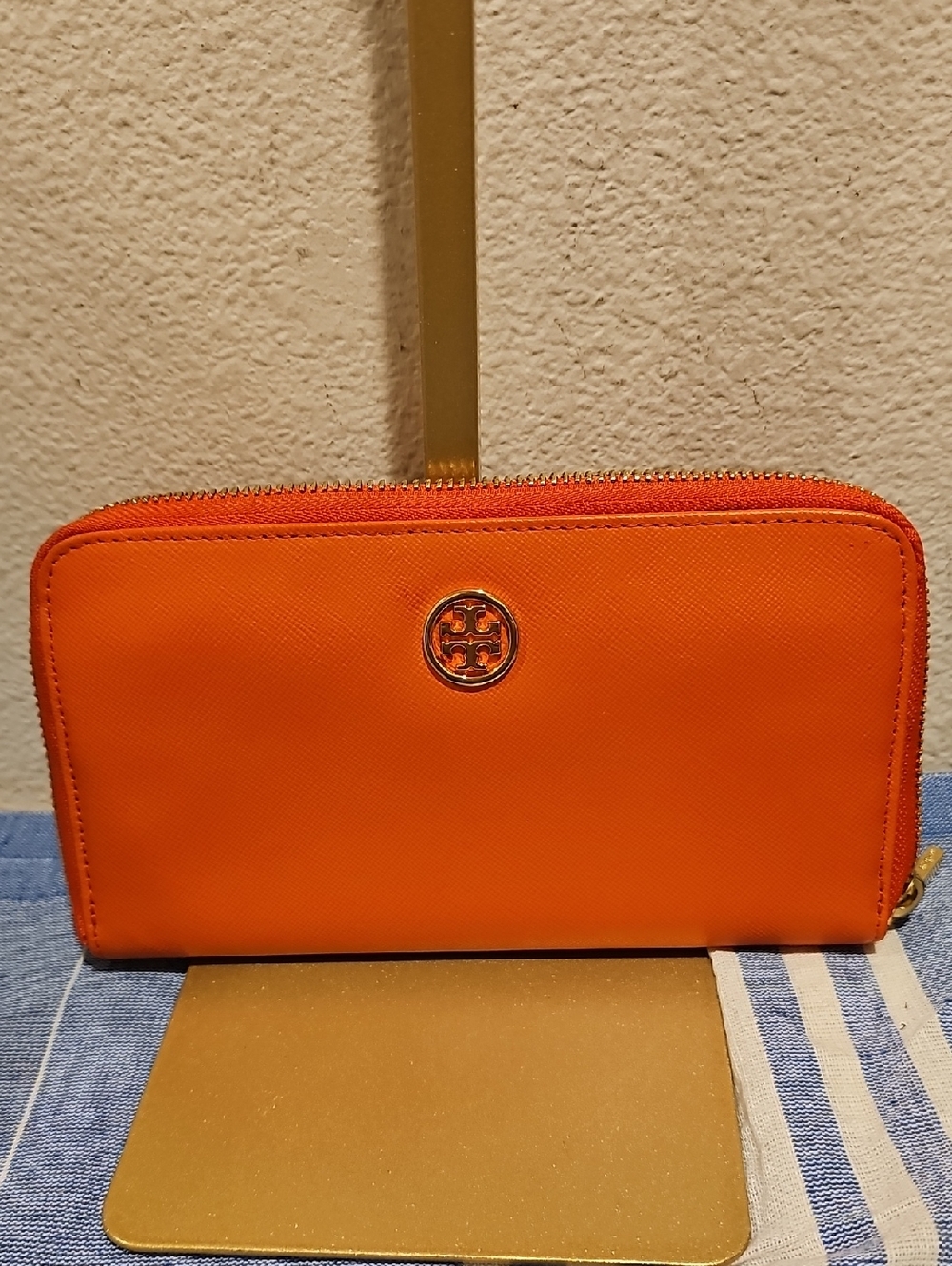 Tory Burch Robinson Zip Continental Wallet In Orange